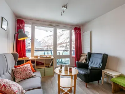 Coin salon dans l'établissement Val d'Isère - La Daille : Appartement 3 pièces cabine, 6 pers, skis aux pieds, balcon, parking inclus - FR-1-694-342