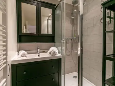 Salle de bains dans l'établissement Val d'Isère - La Daille : Appartement 3 pièces cabine, 6 pers, skis aux pieds, balcon, parking inclus - FR-1-694-342
