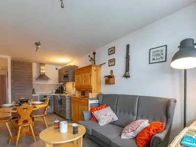 Coin salon dans l'établissement Val d'Isère - La Daille : Appartement 3 pièces cabine, 6 pers, skis aux pieds, balcon, parking inclus - FR-1-694-342