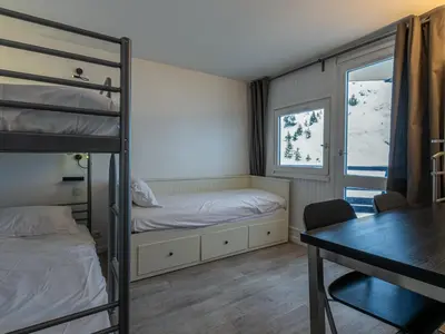 Un ou plusieurs lits dans un hébergement de l'établissement Val d'Isère - La Daille : Appartement 3 pièces cabine, 6 pers, skis aux pieds, balcon, parking inclus - FR-1-694-342