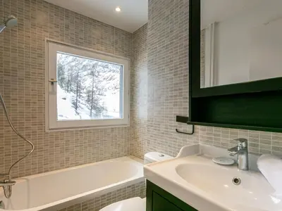 Salle de bains dans l'établissement Val d'Isère - La Daille : Appartement 3 pièces cabine, 6 pers, skis aux pieds, balcon, parking inclus - FR-1-694-342