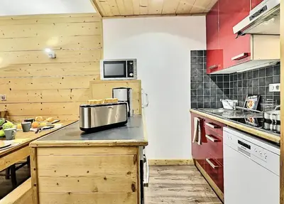 Cuisine ou kitchenette dans l'établissement Résidence Le Slalom - Sublime T2 tout confort entièrement rénové à deux pas du centre du Val Claret MAE-2661