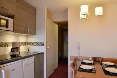 Cuisine ou kitchenette dans l'établissement Appartement avec vue et accès skis aux pieds