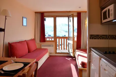 Coin salon dans l'établissement Appartement avec vue et accès skis aux pieds