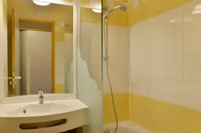Salle de bains dans l'établissement Appartement avec vue et accès skis aux pieds