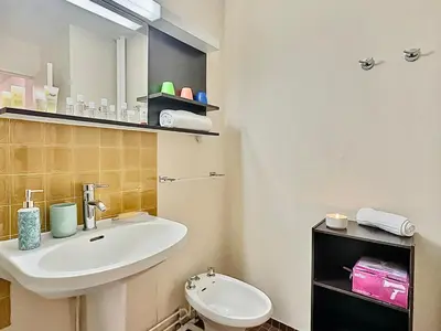 Salle de bains dans l'établissement 2 pièces 5 pers aux pieds des pistes à Val d'Isère - FR-1-411-916