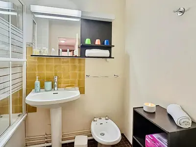 Salle de bains dans l'établissement 2 pièces 5 pers aux pieds des pistes à Val d'Isère - FR-1-411-916