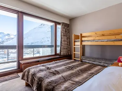 Un ou plusieurs lits dans un hébergement de l'établissement Apartment Le Bec Rouge - Le Lac-10 by Interhome