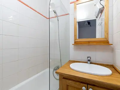 Salle de bains dans l'établissement Apartment Le Bec Rouge - Le Lac-10 by Interhome