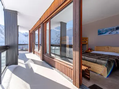 Un ou plusieurs lits dans un hébergement de l'établissement Apartment Le Bec Rouge - Le Lac-10 by Interhome