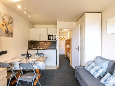 Cuisine ou kitchenette dans l'établissement Studio Home Club - Lavachet-12 by Interhome