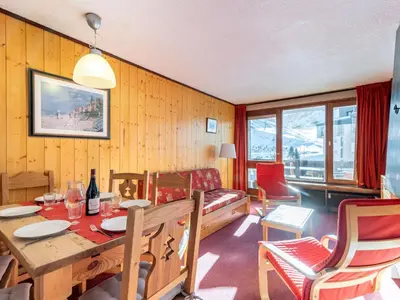 Coin salon dans l'établissement Apartment Le Grand Tichot A et B - Val Claret-17 by Interhome
