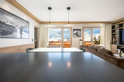 Coin salon dans l'établissement Tignes le Lac - Appartement 8p - Pied des pistes