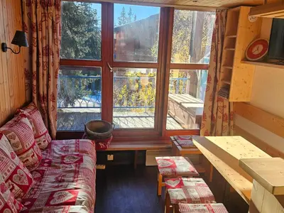 Coin salon dans l'établissement Appartement 3 pièces pour 4 pers. à Arc 1800, balcon exposé Sud-Ouest, WiFi - FR-1-411-912