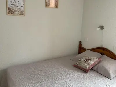 Un ou plusieurs lits dans un hébergement de l'établissement Appartement cosy proche pistes avec balcon et Wifi, animaux admis - FR-1-181-2733