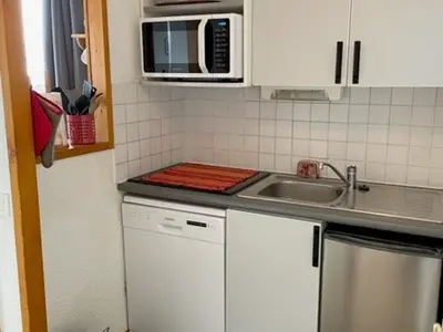 Cuisine ou kitchenette dans l'établissement Appartement cosy proche pistes avec balcon et Wifi, animaux admis - FR-1-181-2733