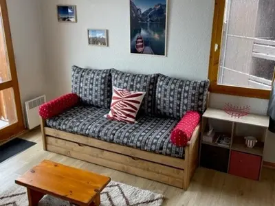Coin salon dans l'établissement Appartement cosy proche pistes avec balcon et Wifi, animaux admis - FR-1-181-2733