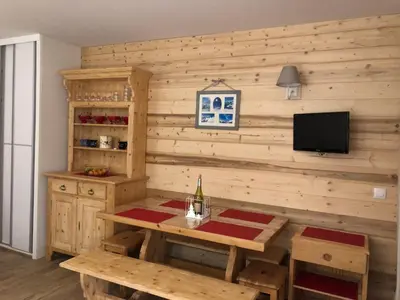 Télévision ou salle de divertissement dans l'établissement Appartement rénové ski aux pieds, balcon, 5 pers. - FR-1-181-2746