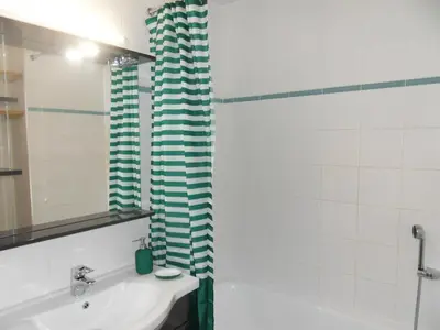 Salle de bains dans l'établissement Appartement rénové ski aux pieds, balcon, 5 pers. - FR-1-181-2746