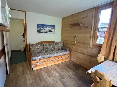 Coin salon dans l'établissement Studio chaleureux 2 pers, skis aux pieds, balcon, vue pistes - FR-1-181-2764