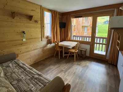 Coin salon dans l'établissement Studio chaleureux 2 pers, skis aux pieds, balcon, vue pistes - FR-1-181-2764