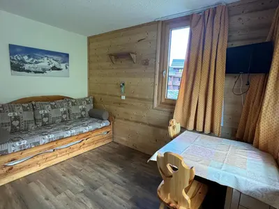 Coin salon dans l'établissement Studio chaleureux 2 pers, skis aux pieds, balcon, vue pistes - FR-1-181-2764