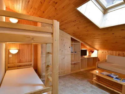Un ou plusieurs lits dans un hébergement de l'établissement Studio chaleureux, ski aux pieds, animaux admis - FR-1-181-2765
