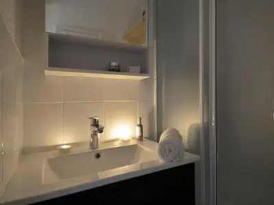 Salle de bains dans l'établissement Studio chaleureux, ski aux pieds, animaux admis - FR-1-181-2765