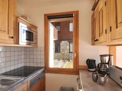 Cuisine ou kitchenette dans l'établissement Appartement rénové skis aux pieds, parfait pour 6 pers. - FR-1-181-2756