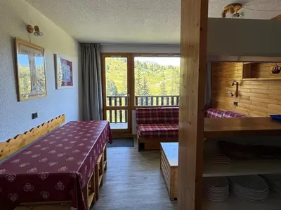 Un ou plusieurs lits dans un hébergement de l'établissement Appartement cosy, accès direct pistes, balcon, 5 personnes - FR-1-181-2760