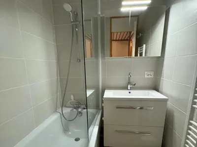 Salle de bains dans l'établissement Appartement cosy, accès direct pistes, balcon, 5 personnes - FR-1-181-2760