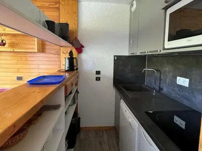Cuisine ou kitchenette dans l'établissement Appartement cosy, accès direct pistes, balcon, 5 personnes - FR-1-181-2760