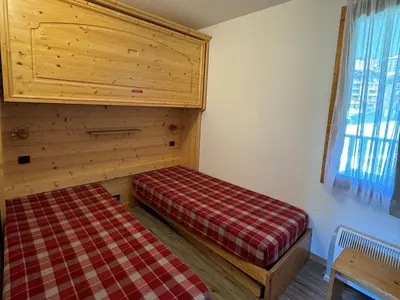 Un ou plusieurs lits dans un hébergement de l'établissement Appartement cosy, accès direct pistes, balcon, 5 personnes - FR-1-181-2760