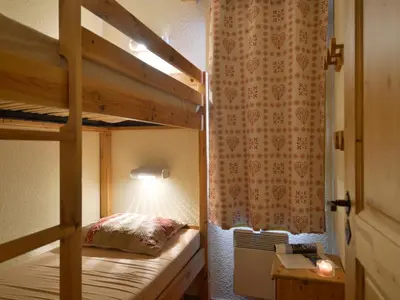 Un ou plusieurs lits dans un hébergement de l'établissement Charmant appartement rénové 2 pièces + cabine, accès piste, animaux admis - FR-1-181-2754