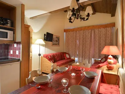 Coin salon dans l'établissement Charmant appartement rénové 2 pièces + cabine, accès piste, animaux admis - FR-1-181-2754