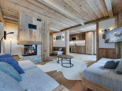 Coin salon dans l'établissement Appartement 6 pers. avec terrasse près des pistes, cheminée et parking, Val d'Isère - FR-1-567-111