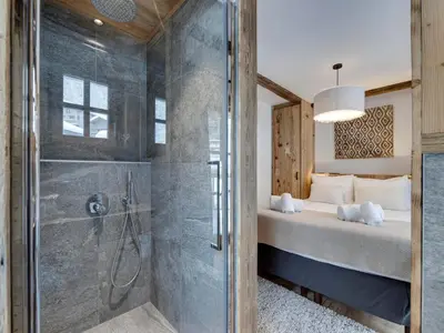 Salle de bains dans l'établissement Appartement 6 pers. avec terrasse près des pistes, cheminée et parking, Val d'Isère - FR-1-567-111
