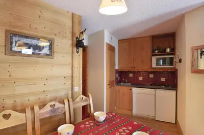 Cuisine ou kitchenette dans l'établissement Résidence Callisto - Charmant appartement · Accès direct aux pistes · Vue pistes MAE-6401
