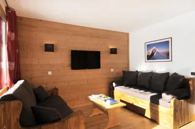 Télévision ou salle de divertissement dans l'établissement Résidence Pierre De Soleil - Appartement lumineux et rénové · Skis aux pieds MAE-6411