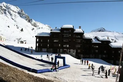 L'établissement Résidence Pierre De Soleil - Appartement lumineux et rénové · Skis aux pieds MAE-6411 en hiver