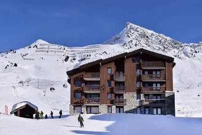 L'établissement Résidence Pierre De Soleil - Appartement lumineux et rénové · Skis aux pieds MAE-6411 en hiver