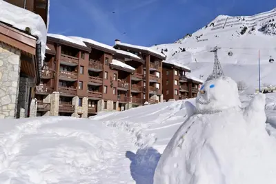 L'établissement Résidence Pierre De Soleil - Appartement lumineux et rénové · Skis aux pieds MAE-6411 en hiver