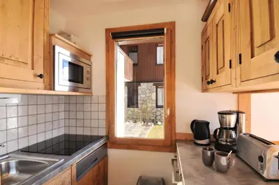Cuisine ou kitchenette dans l'établissement Résidence Pierre De Soleil - Appartement lumineux et rénové · Skis aux pieds MAE-6411