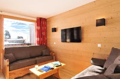 Télévision ou salle de divertissement dans l'établissement Résidence Pierre De Soleil - Appartement lumineux et rénové · Skis aux pieds MAE-6411