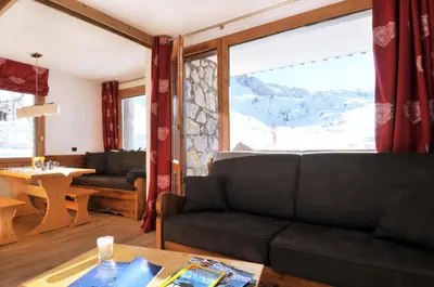 Coin salon dans l'établissement Résidence Pierre De Soleil - Appartement lumineux et rénové · Skis aux pieds MAE-6411