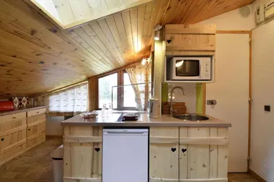 Cuisine ou kitchenette dans l'établissement Résidence Amethyste - Studio chaleureux · Ski aux pieds · Vue pistes MAE-6481