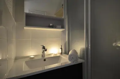 Salle de bains dans l'établissement Résidence Amethyste - Studio chaleureux · Ski aux pieds · Vue pistes MAE-6481
