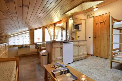 Cuisine ou kitchenette dans l'établissement Résidence Amethyste - Studio chaleureux · Ski aux pieds · Vue pistes MAE-6481