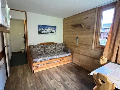 Coin salon dans l'établissement Résidence Aigue-marine - Studio chaleureux · Skis aux pieds · Vue pistes · Balcon MAE-6491