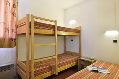 Un ou plusieurs lits dans un hébergement de l'établissement Résidence Pierre De Soleil - Appartement fonctionnel · Skis aux pieds MAE-6531